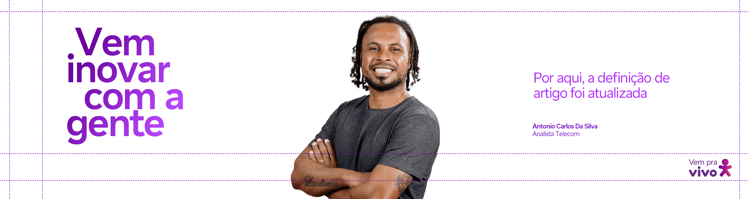fotografia de um homem negro com cabelo de tranças curtas sorrindo e de braços cruzados e a frase inovação incremental x radical