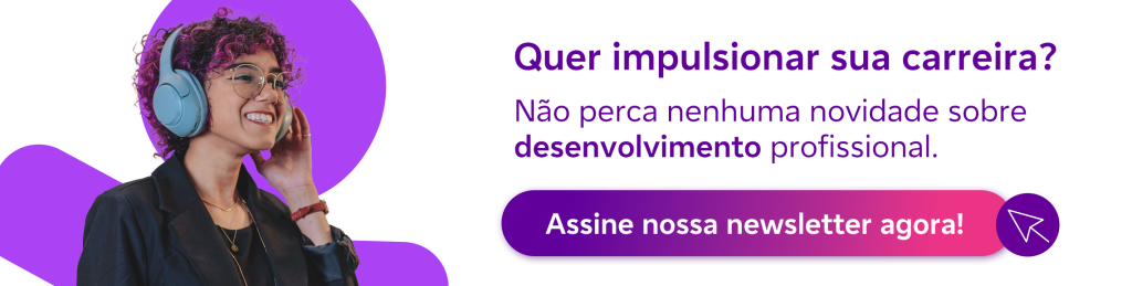 Banner informativo com fundo branco e detalhes roxos. À esquerda, uma mulher jovem de cabelos cacheados e óculos sorri enquanto usa fones de ouvido. À direita, o texto: 'Quer impulsionar sua carreira? Não perca nenhuma novidade sobre desenvolvimento profissional.' Abaixo, um botão roxo com o texto 'Assine nossa newsletter agora!'